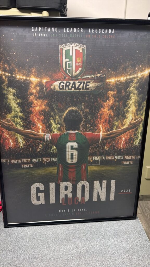 Luca Gironi, capitano e numero 6 della Fratta S. Caterina, a braccia aperte davanti ai tifosi: poster "Grazie capitano"